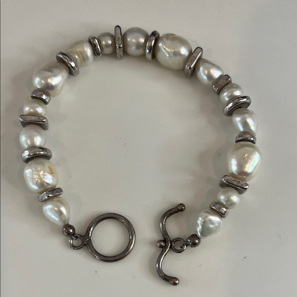Elegant Pearl and Silver Bracelet - Picture 4 of 6